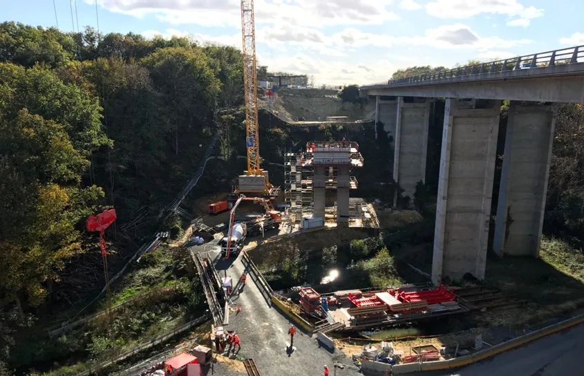 Les nombreuses contraintes d’accessibilité au fond de cette vallée encaissée ont conduit à réaliser une déviation et un pont provisoires ainsi qu’une paroi de soutènement clouée...