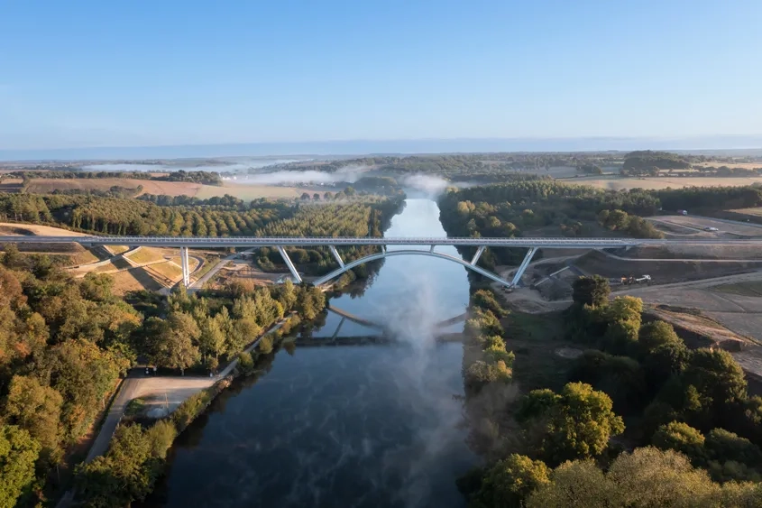 Situé à quinze minutes à pied du centre-ville de Château-Gontier, le viaduc de la Mayenne est l’ouvrage majeur du contournement routier nord de la sous-préfecture de la Mayenne. Son arc structurel de 122 mètres de portée enjambe majestueusement la rivière. © Xavier BOYMOND
