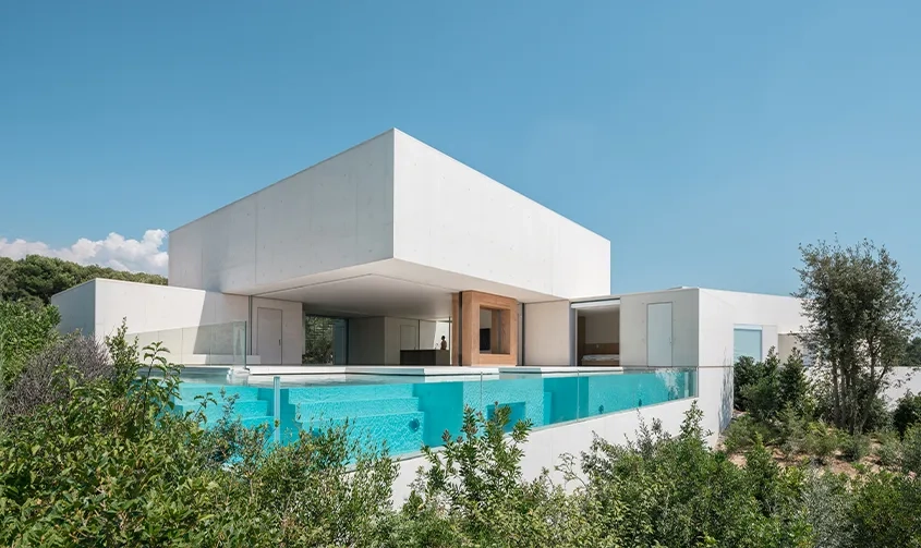 Villa SI – Résidence secondaire. L’espace du séjour s’ouvre en angle sur l’extérieur. Villa SI – Résidence secondaire. L’espace du séjour s’ouvre en angle sur l’extérieur.