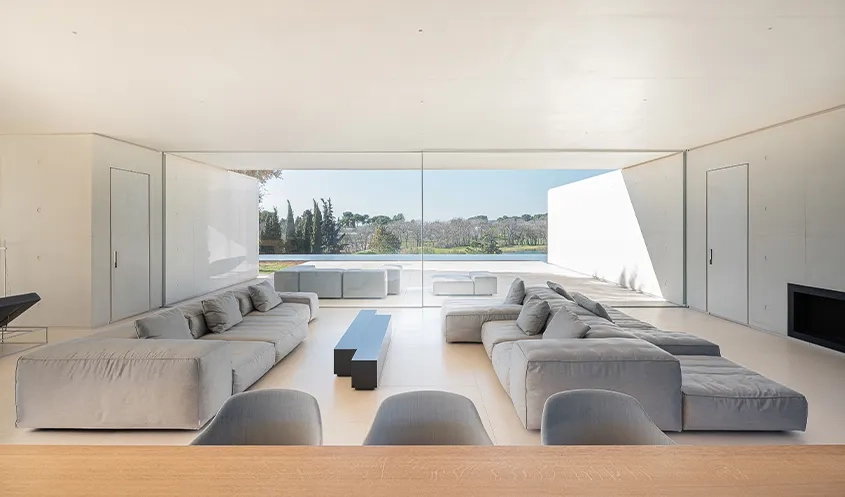 Villa PL – Ici, la vue vers l’ouest depuis le salon, qui s’ouvre sur la terrasse, la piscine et le paysage. Villa PL – Ici, la vue vers l’ouest depuis le salon, qui s’ouvre sur la terrasse, la piscine et le paysage.
