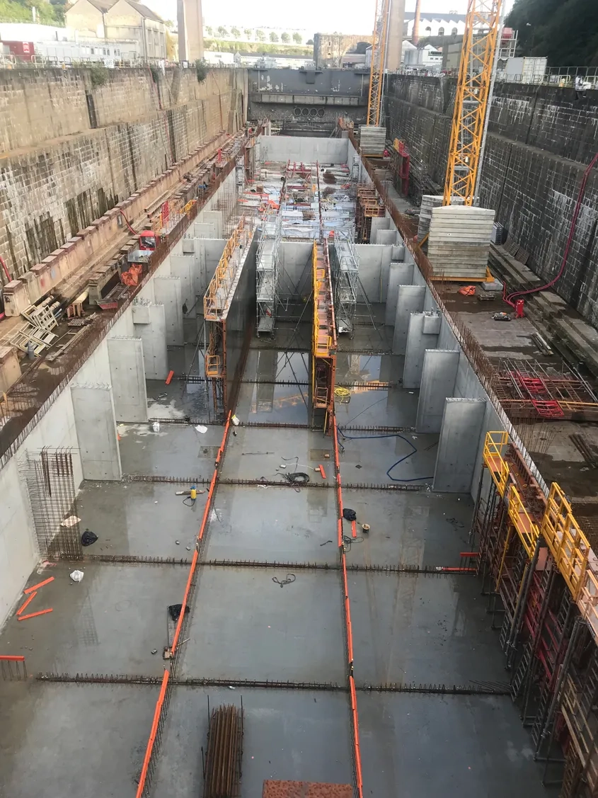 Vue du niveau inférieur du ponton en construction. Les voiles périphériques et le cloisonnement intérieur permettent de créer 12 alvéoles indépendantes garantissant le maintien en flottaison de l’ouvrage en cas d’avarie. Vue du niveau inférieur du ponton en construction. Les voiles périphériques et le cloisonnement intérieur permettent de créer 12 alvéoles indépendantes garantissant le maintien en flottaison de l’ouvrage en cas d’avarie.