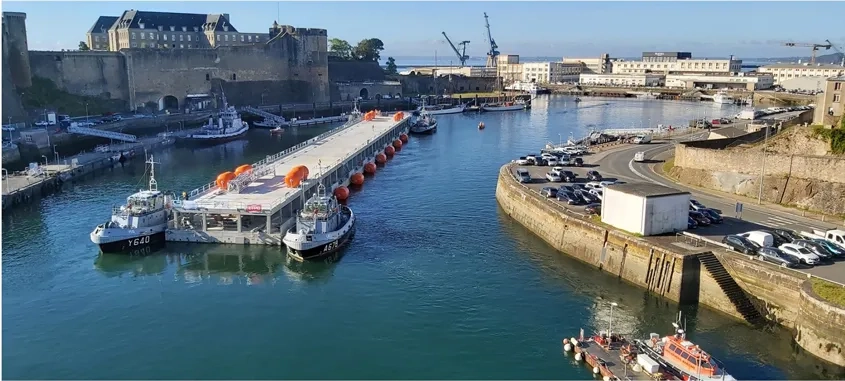 Le convoi exceptionnel constitué du ponton et de quatre remorqueurs de la base navale de Brest a dû cheminer délicatement à travers les sinuosités de la rivière Penfeld pour arriver à sa destination. Le convoi exceptionnel constitué du ponton et de quatre remorqueurs de la base navale de Brest a dû cheminer délicatement à travers les sinuosités de la rivière Penfeld pour arriver à sa destination.