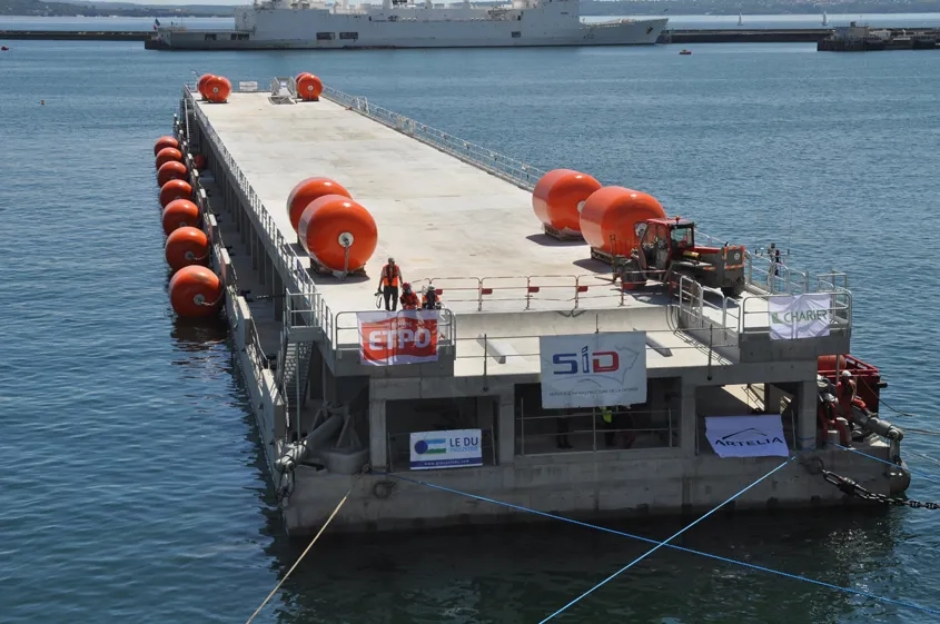 Le ponton flottant dispose de deux ponts superposés. Le pont supérieur est dégagé de toute servitude technique pour rester accessible en permanence aux opérations de chargement/déchargement. Le ponton flottant dispose de deux ponts superposés. Le pont supérieur est dégagé de toute servitude technique pour rester accessible en permanence aux opérations de chargement/déchargement.