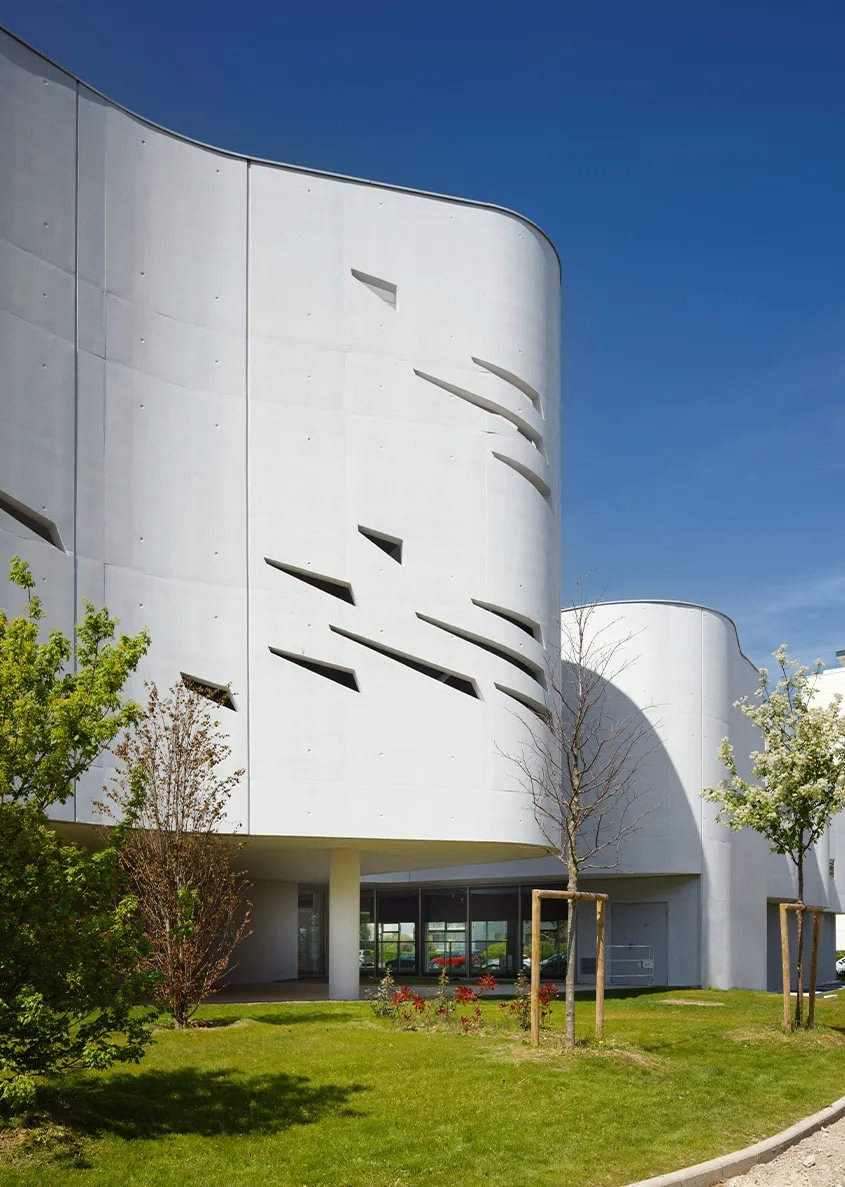 Les façades béton sont griffées de petites percées qui apportent un éclairage naturel sans dévoiler. Les façades béton sont griffées de petites percées qui apportent un éclairage naturel sans dévoiler.