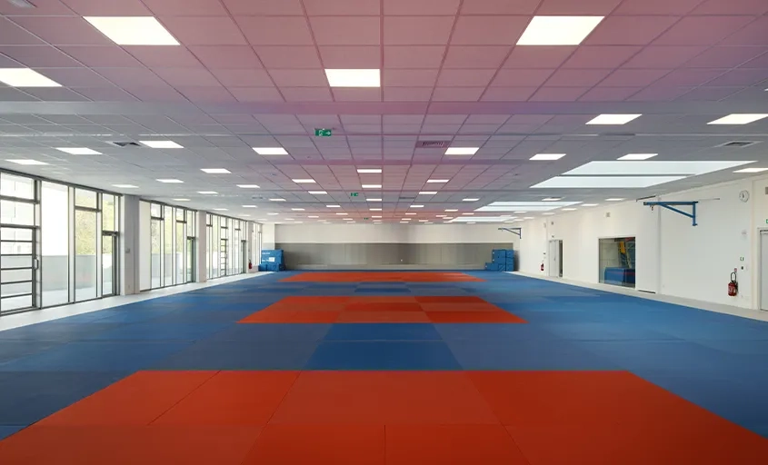 Au-dessus de la salle omnisports, le volume réservé aux arts martiaux est divisible et modulable. Au-dessus de la salle omnisports, le volume réservé aux arts martiaux est divisible et modulable.