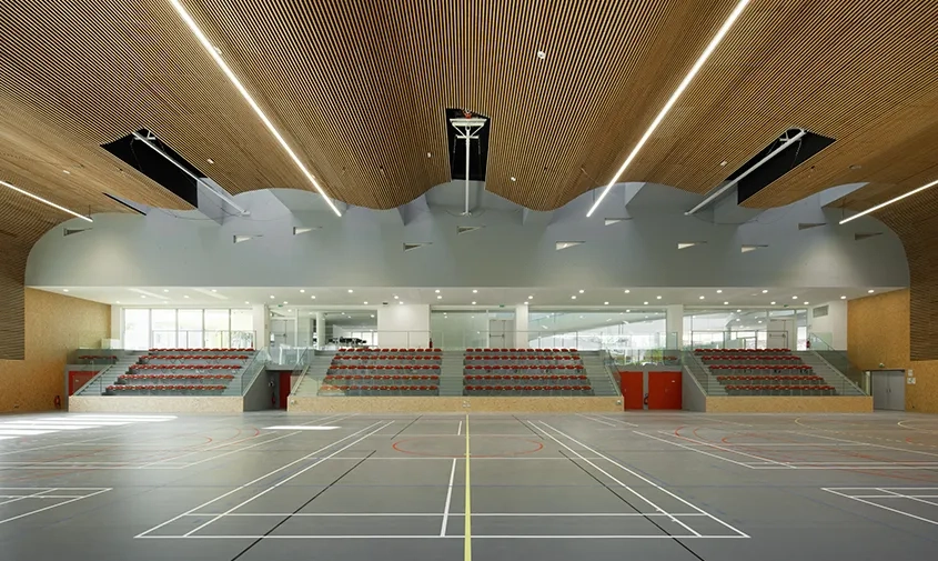 Pièce maîtresse du centre, la grande salle omnisports, lumineuse et ouverte sur l’extérieur. Pièce maîtresse du centre, la grande salle omnisports, lumineuse et ouverte sur l’extérieur.