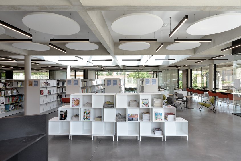 L’espace intérieur de la bibliothèque, ouvert et fluide, est entièrement traité en open space. 