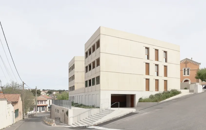 Les logements profitent de la pente naturelle du terrain pour ouvrir largement les pièces principales vers le grand paysage.