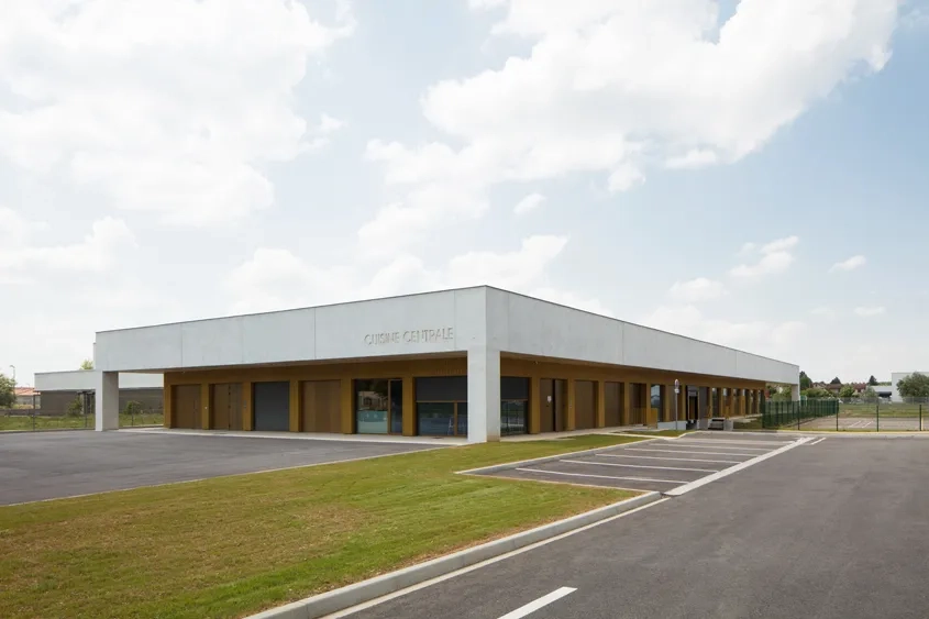 Les aires de manœuvre de la cuisine centrale se trouvent en façade est et nord, proches de l’accès du site. Les aires de manœuvre de la cuisine centrale se trouvent en façade est et nord, proches de l’accès du site.