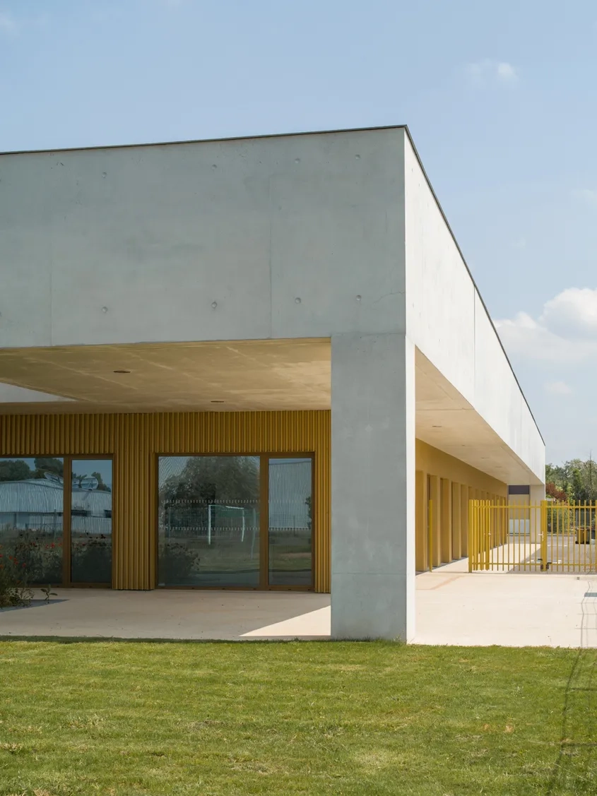 Sur les quatre côtés, les débords de toiture permettent de protéger du soleil les espaces de travail de la cuisine centrale et les salles de restauration, qui peuvent ainsi bénéficier de larges vitrages. Sur les quatre côtés, les débords de toiture permettent de protéger du soleil les espaces de travail de la cuisine centrale et les salles de restauration, qui peuvent ainsi bénéficier de larges vitrages.