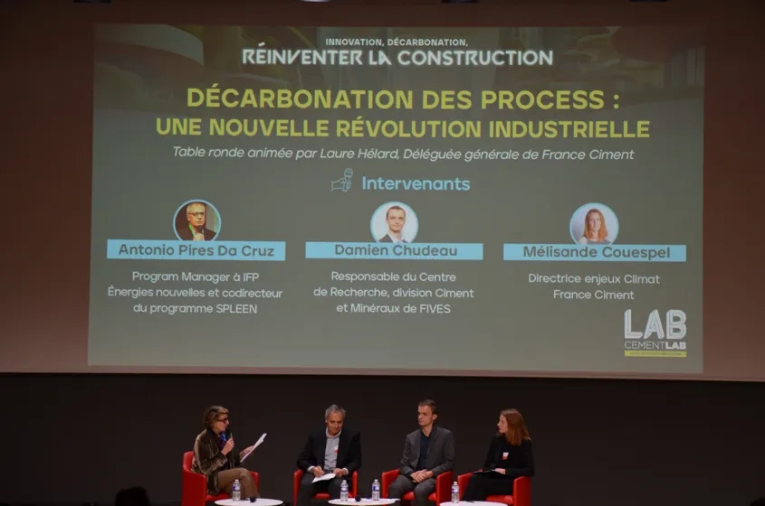 Trois tables rondes pour échanger autour de trois grands enjeux : la décarbonation des process, la circularité, la transformation de la construction.