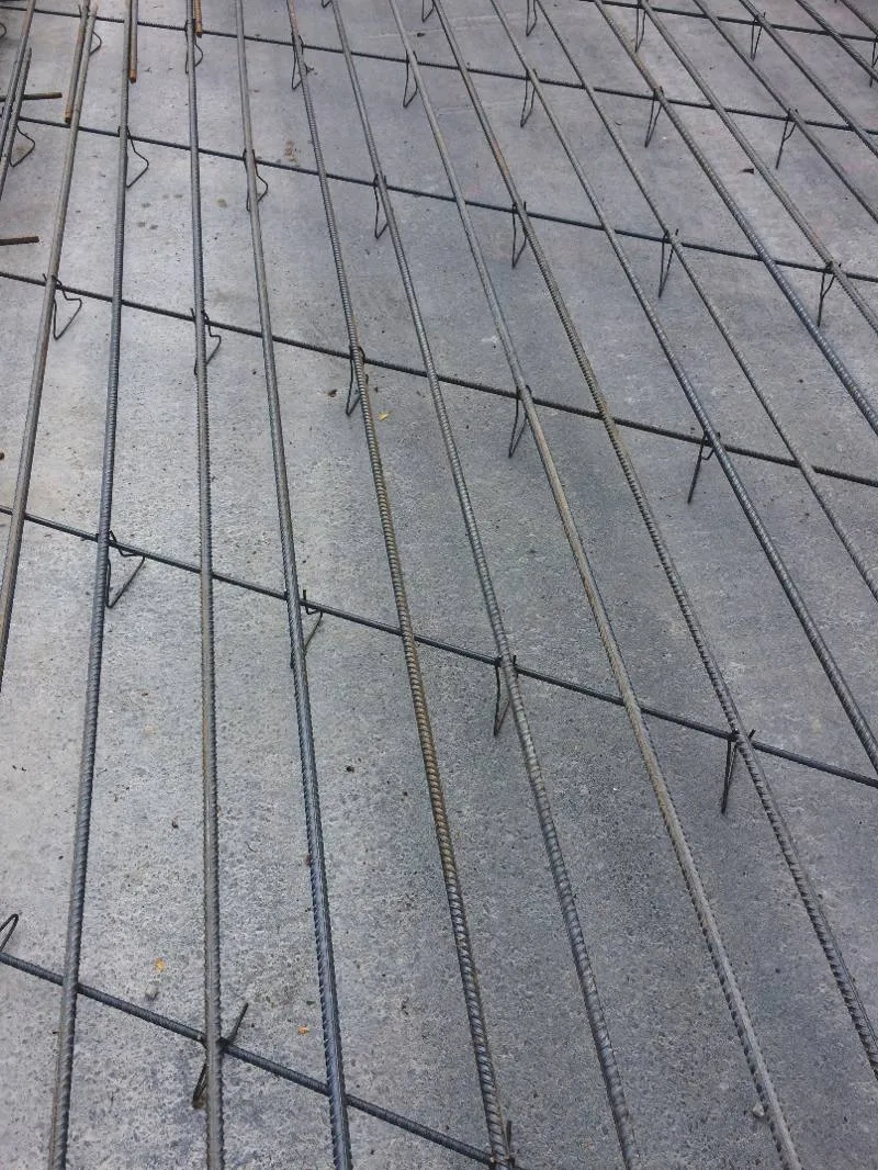 disposées tous les 170 mm, les armatures longitudinales ont un diamètre de 20 mm. Espacées de 700 mm, les armatures transversales (12 mm de diamètre) les croisent selon un angle de 60°. disposées tous les 170 mm, les armatures longitudinales ont un diamètre de 20 mm. Espacées de 700 mm, les armatures transversales (12 mm de diamètre) les croisent selon un angle de 60°.