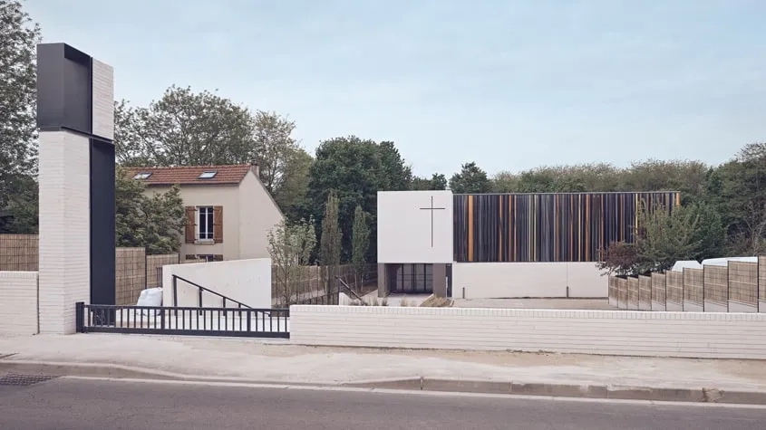 Compte tenu de la contrainte de bâtir en retrait, au fond de la parcelle, le campanile édifié en bordure de trottoir fait signal et affiche la présence de l’église sur la rue.
