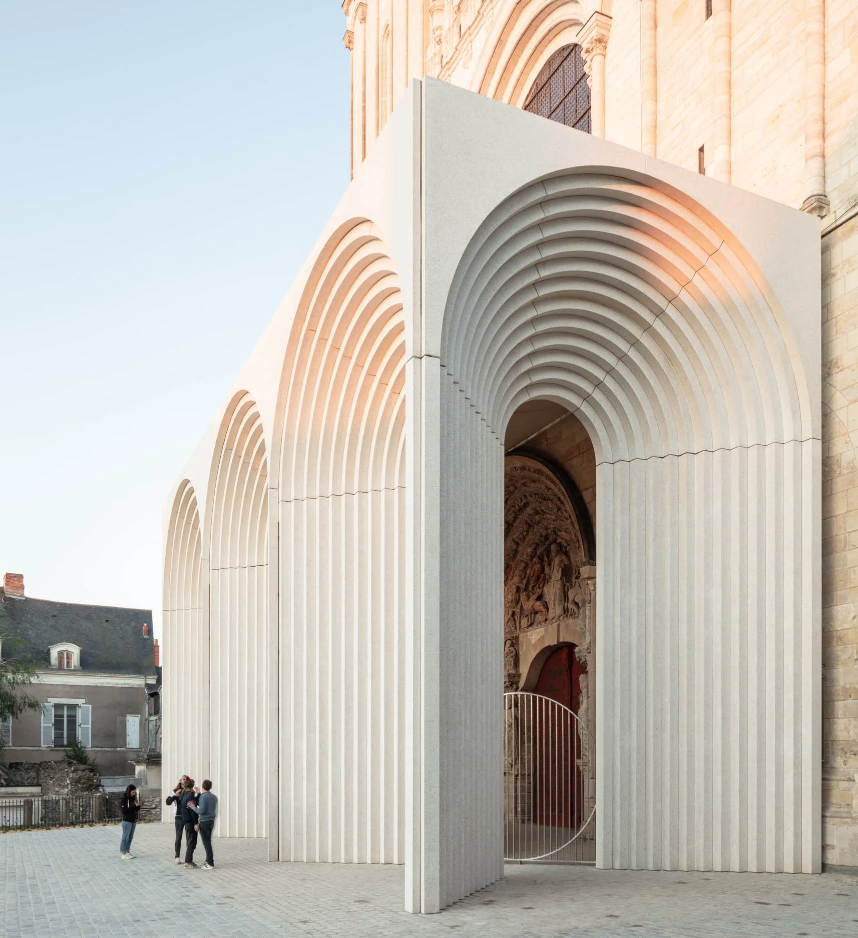 Depuis le parvis, les ouvertures, au nombre de cinq, laissent voir le portail polychrome restauré.