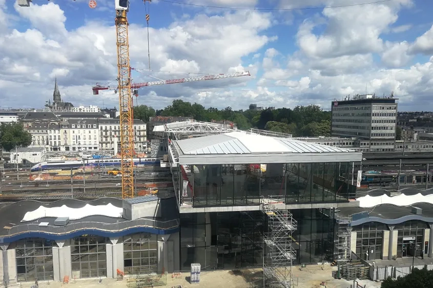 La gare-pont s'apparente à une grande rue qui franchit les voies ferrées pour relier le quartier historique au nouveau quartier d'affaires. La gare-pont s'apparente à une grande rue qui franchit les voies ferrées pour relier le quartier historique au nouveau quartier d'affaires.