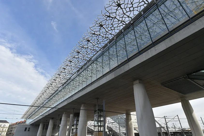 Les baies vitrées sont protégées des apports solaires par des ombrières en BFUP. Les baies vitrées sont protégées des apports solaires par des ombrières en BFUP.
