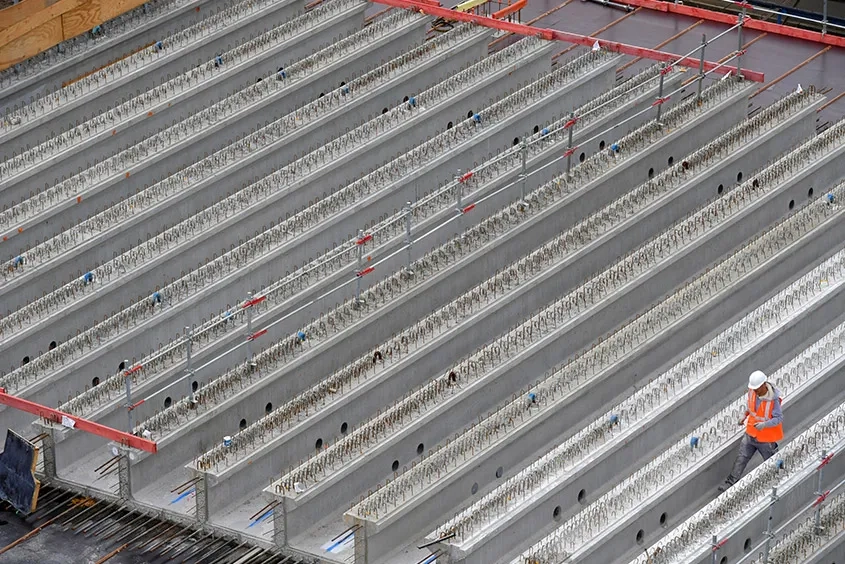 Le tablier est constitué de poutres préfabriquées en béton en forme de T inversé. Le tablier est constitué de poutres préfabriquées en béton en forme de T inversé.