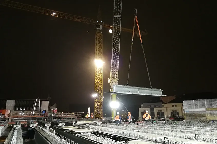 Le tablier est constitué de poutres préfabriquées en béton en forme de T inversé. Le tablier est constitué de poutres préfabriquées en béton en forme de T inversé.