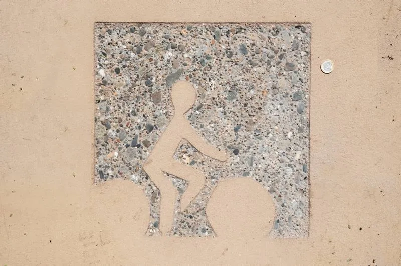 Les motifs ont été obtenus par sablage du béton recouvert de pochoirs créés par la plasticienne Sophie Balas. Les motifs ont été obtenus par sablage du béton recouvert de pochoirs créés par la plasticienne Sophie Balas.