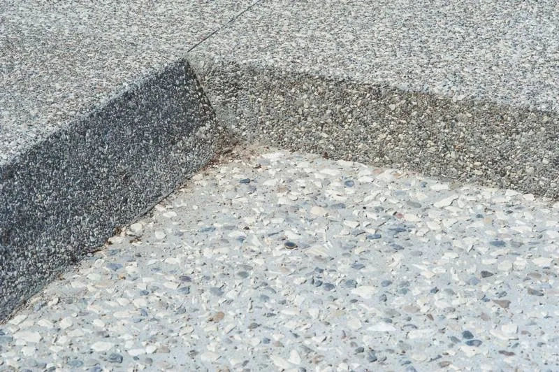 Des bordures inclinées pour une transition douce entre trottoirs et voirie. Des bordures inclinées pour une transition douce entre trottoirs et voirie.