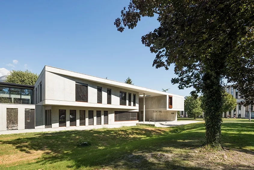 Par leur rythme et le béton brut de décoffrage, les façades de l’extension perpétuent l’esprit du bâtiment d’origine. Par leur rythme et le béton brut de décoffrage, les façades de l’extension perpétuent l’esprit du bâtiment d’origine.