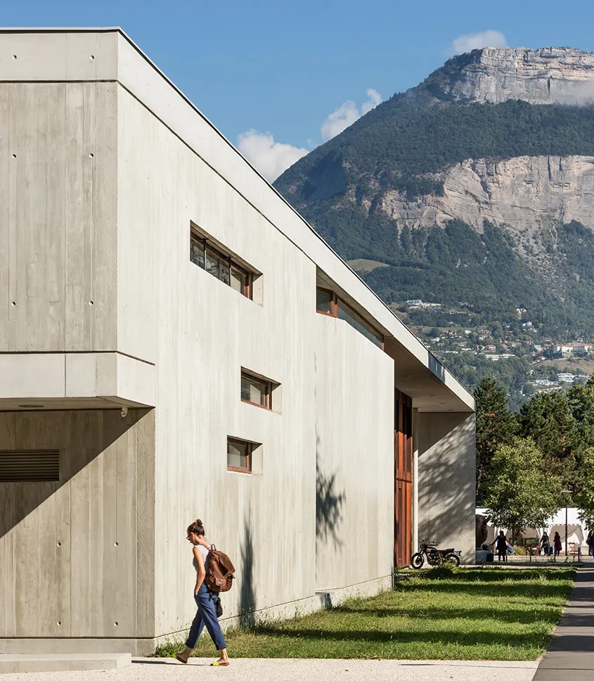 La rugosité du béton brut fait particulièrement écho à la roche des montagnes voisines. La rugosité du béton brut fait particulièrement écho à la roche des montagnes voisines.