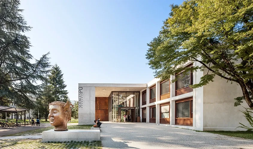 Au nord, la nouvelle entrée, facilement repérable et à l’échelle de la dimension internationale de l’IEP. Au nord, la nouvelle entrée, facilement repérable et à l’échelle de la dimension internationale de l’IEP.