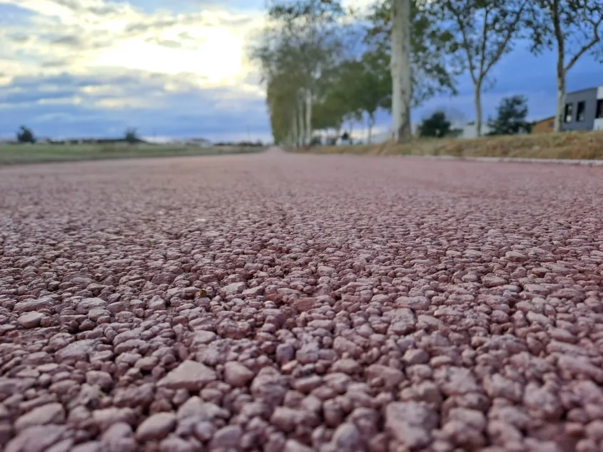 Piste cyclable en BCR poreux coloré rouge, à Pibrac (31). (©Spie Batignolles Malet)