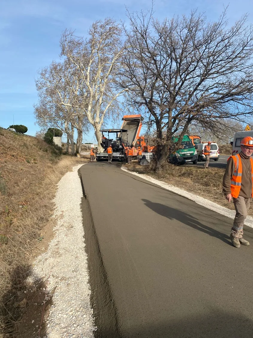 Piste cyclable en BCR en cours de réalisation. (©Colas)