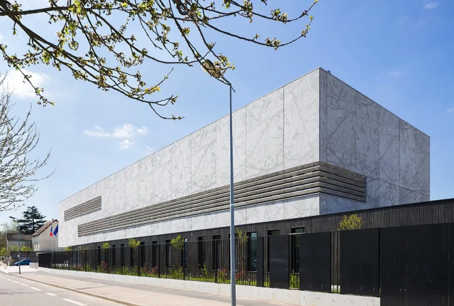 Les façades nord et ouest sont habillées de béton orné. Les façades nord et ouest sont habillées de béton orné.