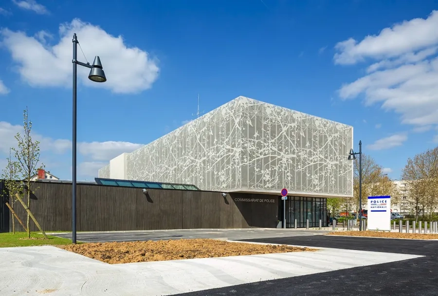 une résille métallique du même motif protège les façades sud et est. une résille métallique du même motif protège les façades sud et est.