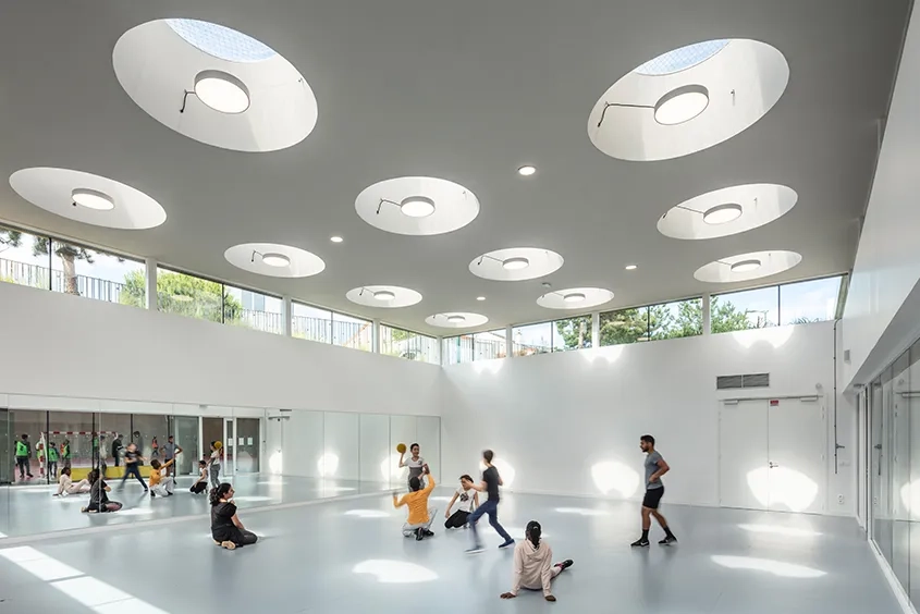Vue sur la salle de gymnastique caractérisée par son ambiance blanche et lumineuse. Vue sur la salle de gymnastique caractérisée par son ambiance blanche et lumineuse.