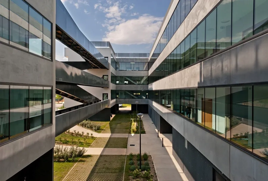 L’espace à ciel ouvert de l’atrium est un entre-deux protecteur, où la vie intérieure du bâtiment se révèle. L’espace à ciel ouvert de l’atrium est un entre-deux protecteur, où la vie intérieure du bâtiment se révèle.