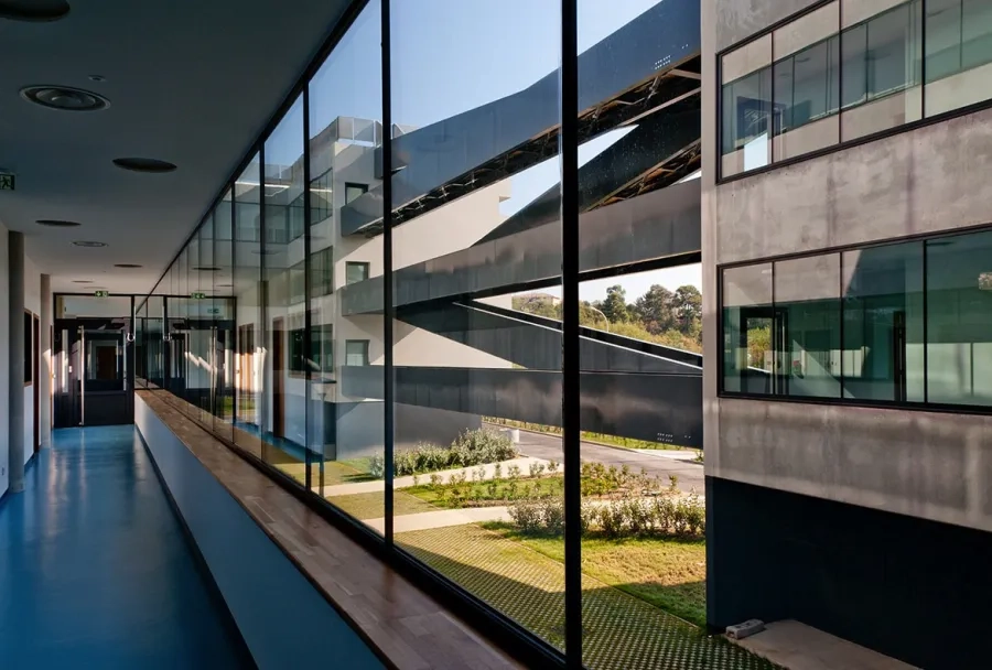 Le couloir entièrement vitré sur l’atrium. Le couloir entièrement vitré sur l’atrium.