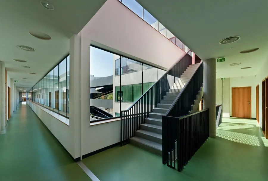 La uidité du passage d’un étage à l’autre est favorisée par le positionnement de l’escalier dans la continuité de la circulation horizontale. La uidité du passage d’un étage à l’autre est favorisée par le positionnement de l’escalier dans la continuité de la circulation horizontale.