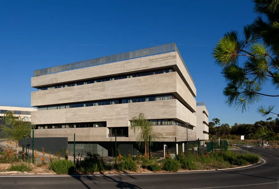 angle ouest. Le bâtiment est soulevé, laissant filer le sol naturel et dégageant des places de stationnement. angle ouest. Le bâtiment est soulevé, laissant filer le sol naturel et dégageant des places de stationnement.