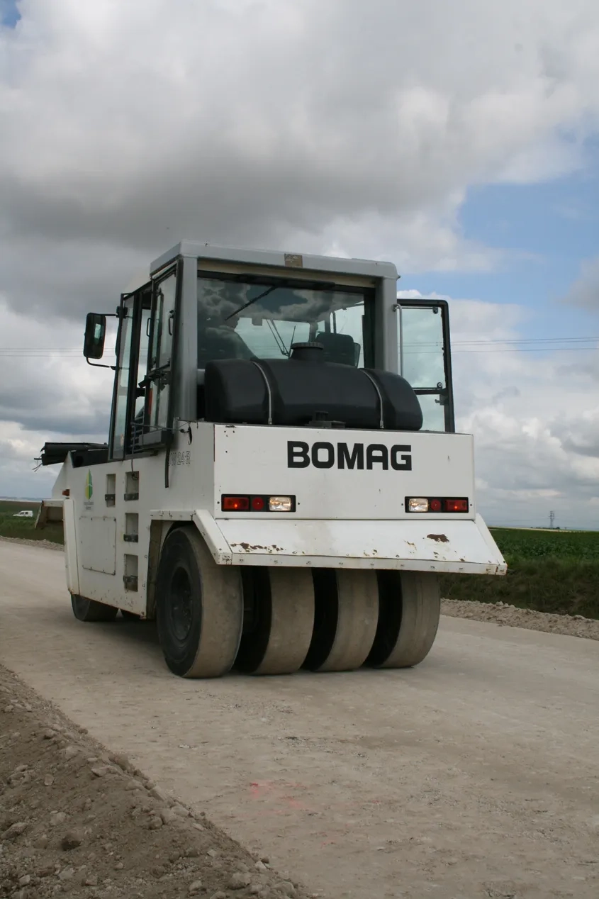 Compacteur à pneus en action. Compacteur à pneus en action.