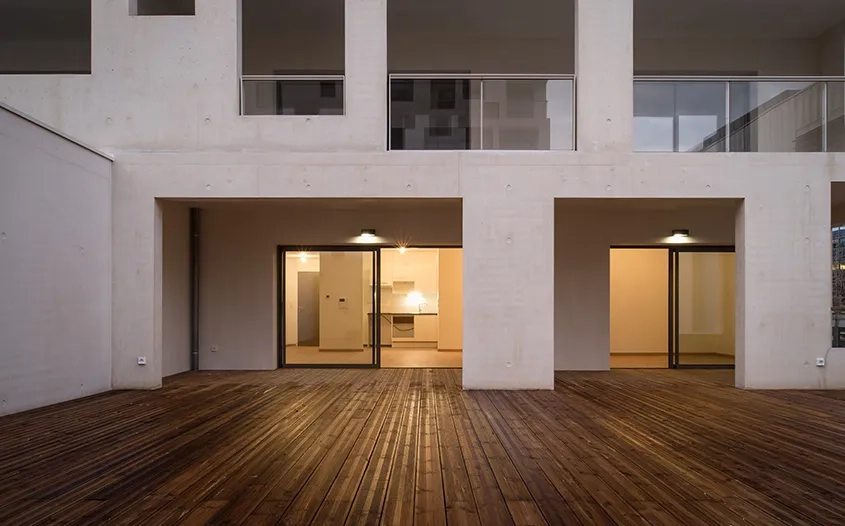 Réfléchis de l’intérieur, les appartements possèdent au moins deux orientations, des espaces extérieurs généreux et une double hauteur lorsqu’ils sont en duplex. Réfléchis de l’intérieur, les appartements possèdent au moins deux orientations, des espaces extérieurs généreux et une double hauteur lorsqu’ils sont en duplex.