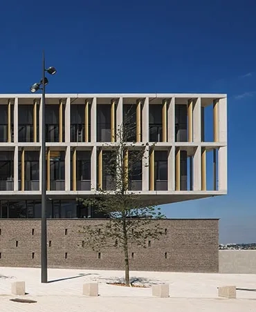 Les brise- soleil en béton assurent une protection efficace et dégagent une galerie à la manière d’un périptère. Les brise- soleil en béton assurent une protection efficace et dégagent une galerie à la manière d’un périptère.