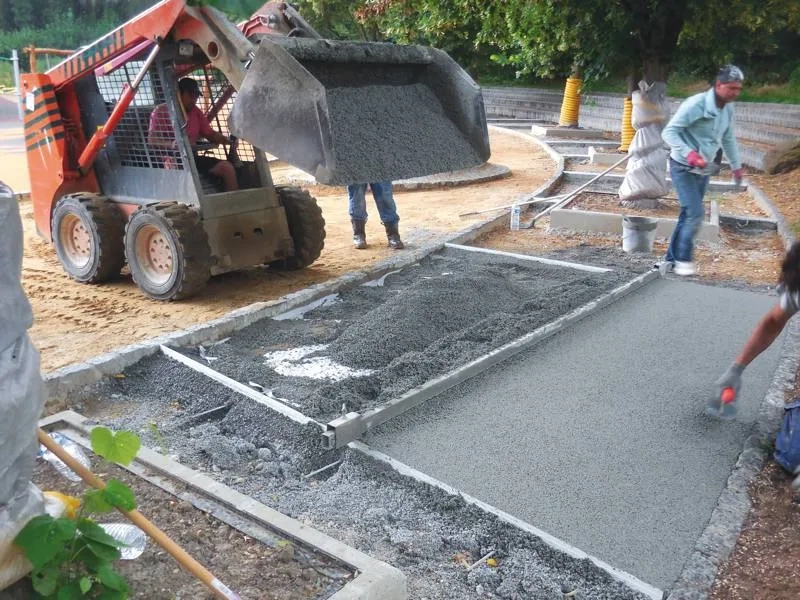 Le béton a été acheminé à l'aide d'une chargeuse et mis en œuvre manuellement par l’équipe de Val-de-Loire Environnement. Le béton a été acheminé à l'aide d'une chargeuse et mis en œuvre manuellement par l’équipe de Val-de-Loire Environnement.