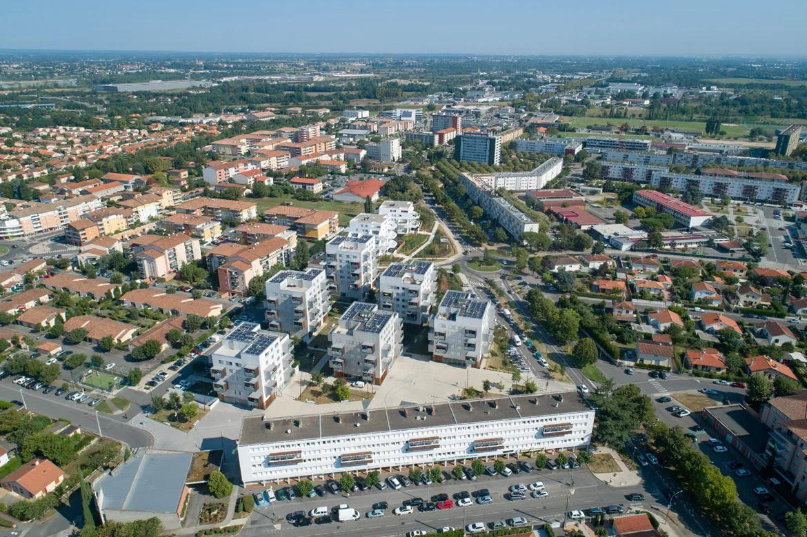 Les huit volumes de l’opération jouent sur la discontinuité et ouvrent le nouveau quartier sur la ville. Les huit volumes de l’opération jouent sur la discontinuité et ouvrent le nouveau quartier sur la ville.