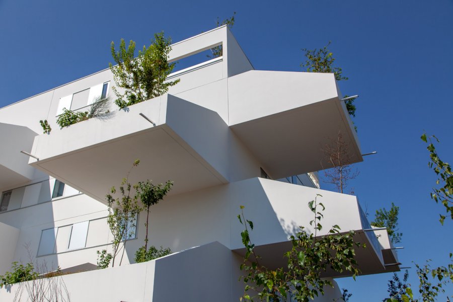 Les logements sont disposés sur un système tournant, ce qui dilate la hauteur des balcons.