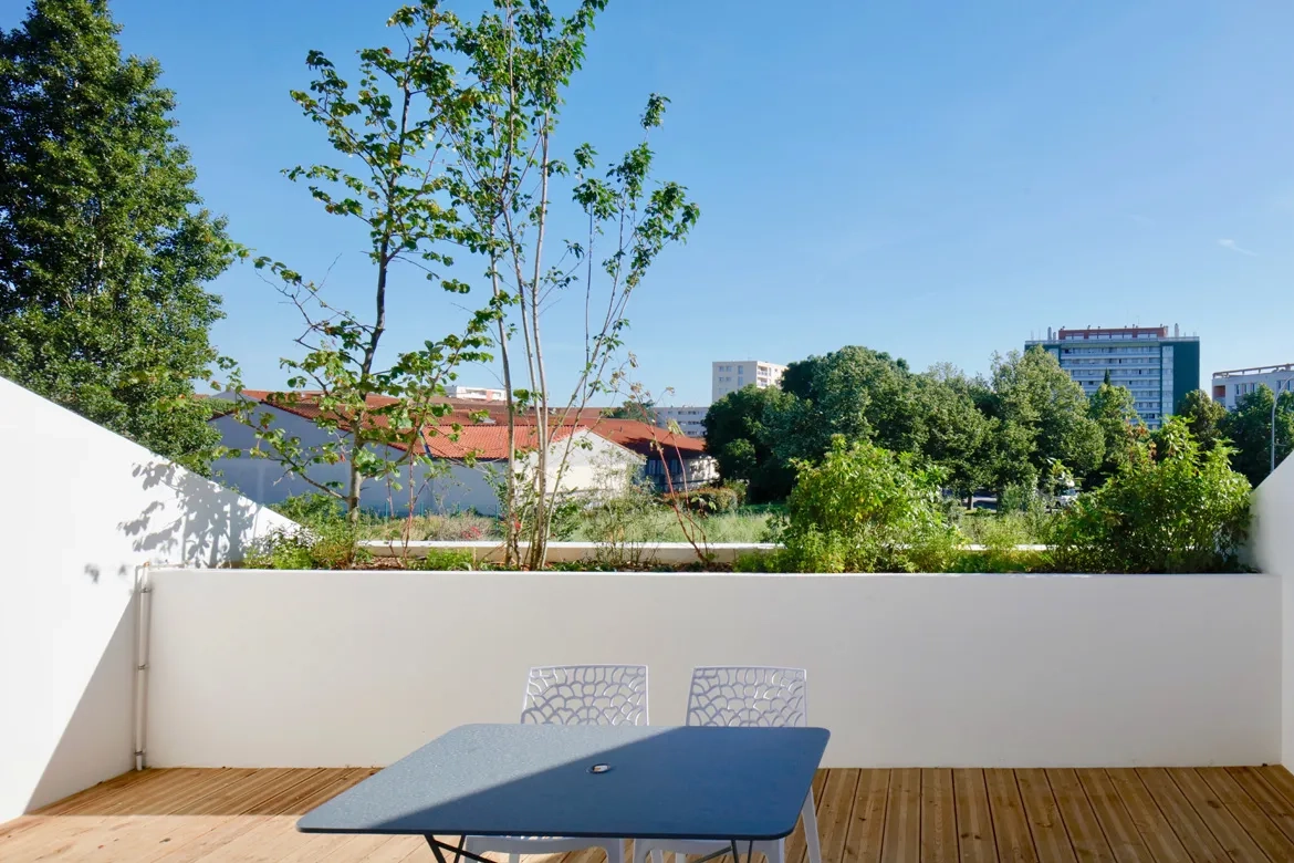 La terrasse forme un espace de vie à part entière. La terrasse forme un espace de vie à part entière.