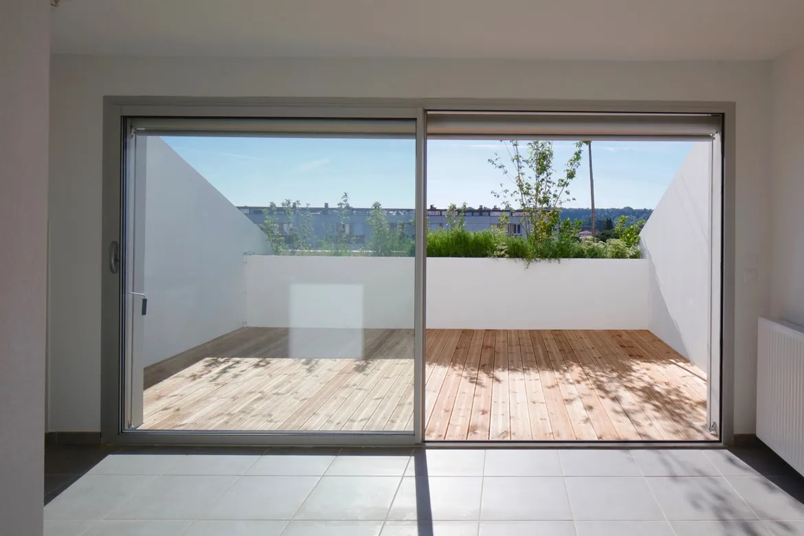 Chaque logement est doté d’une vaste terrasse dans le prolongement du séjour. Chaque logement est doté d’une vaste terrasse dans le prolongement du séjour.