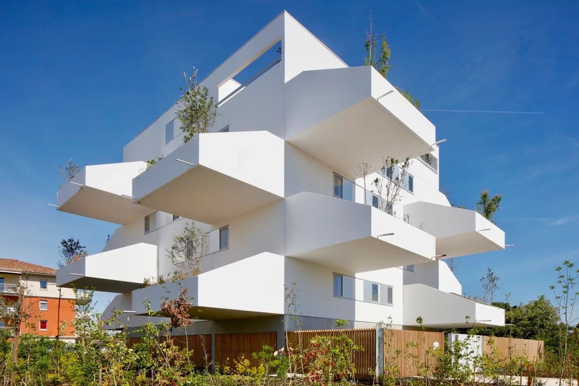 Les abords arborés des immeubles forment une zone tampon entre l’espace public et l’espace privé. Les abords arborés des immeubles forment une zone tampon entre l’espace public et l’espace privé.