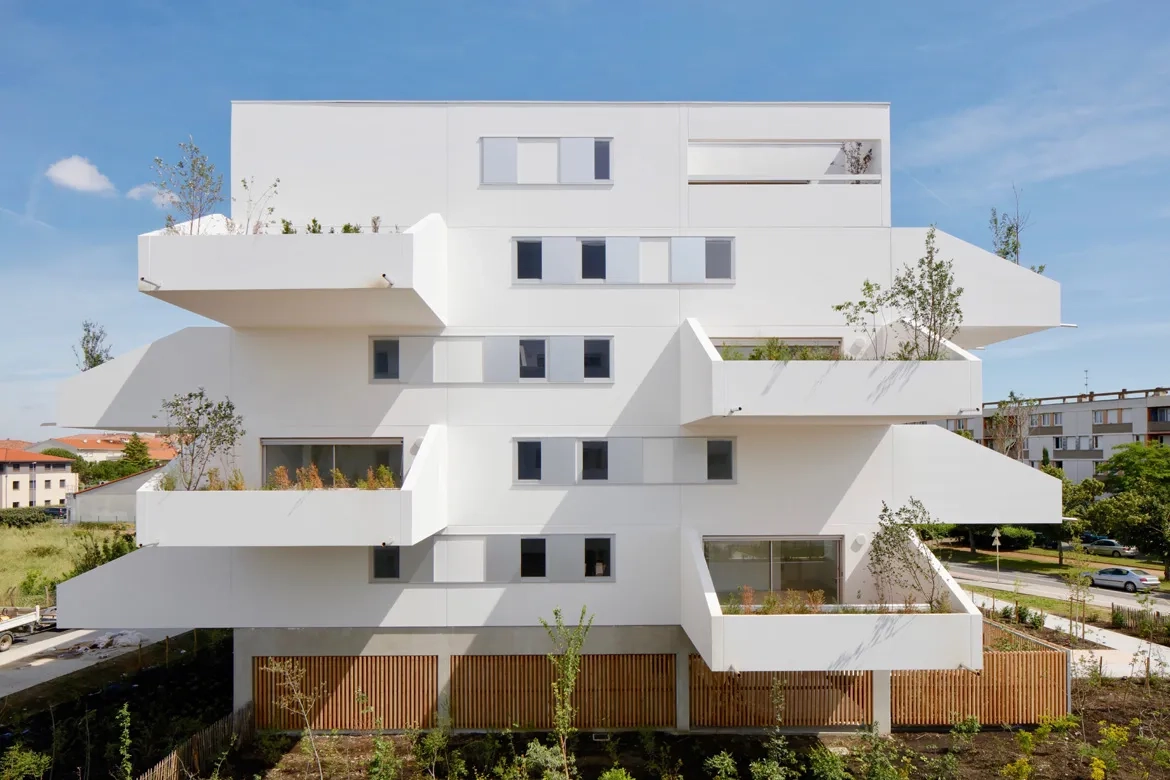 Les huit volumes de l’opération jouent sur la discontinuité et ouvrent le nouveau quartier sur la ville. Les huit volumes de l’opération jouent sur la discontinuité et ouvrent le nouveau quartier sur la ville.