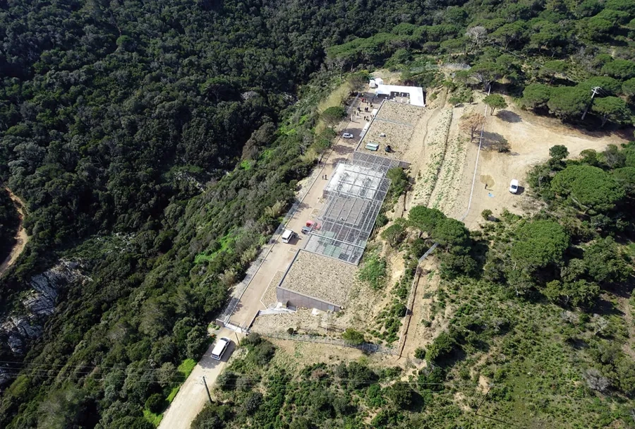 La toiture en partie végétalisée avec des espèces locales, complète l’intégration. ramatuelle-2