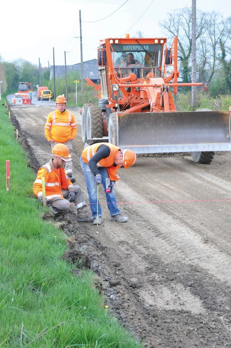 Prise de mesure de la hauteur de la chaussée retraitée avant réglage. Prise de mesure de la hauteur de la chaussée retraitée avant réglage.