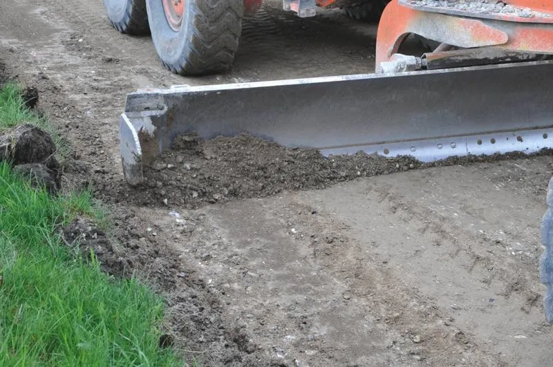 Le réglage s’e ectue à – 14 cm du niveau ni de la future chaussée, ce qui nécessite plusieurs passages de la niveleuse. Le réglage s’e ectue à – 14 cm du niveau ni de la future chaussée, ce qui nécessite plusieurs passages de la niveleuse.
