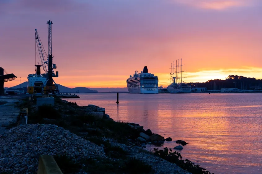 Vue générale du port de Brégaillon et de la baie de Toulon (© Vicat).